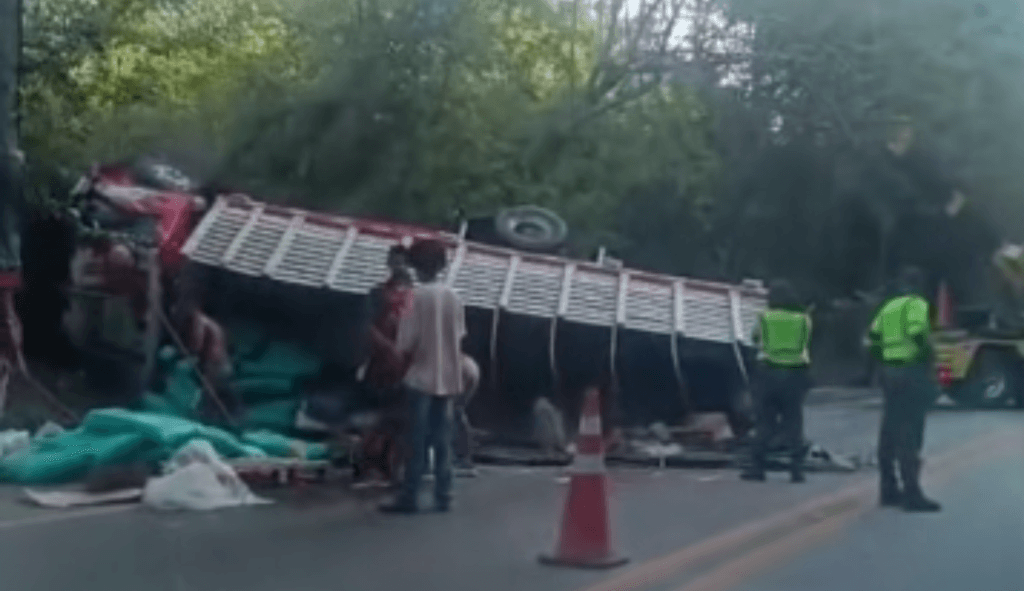 Tractomula se accidenta en vía Santa Marta-Palomino pero conductor sale ileso y carga se salva