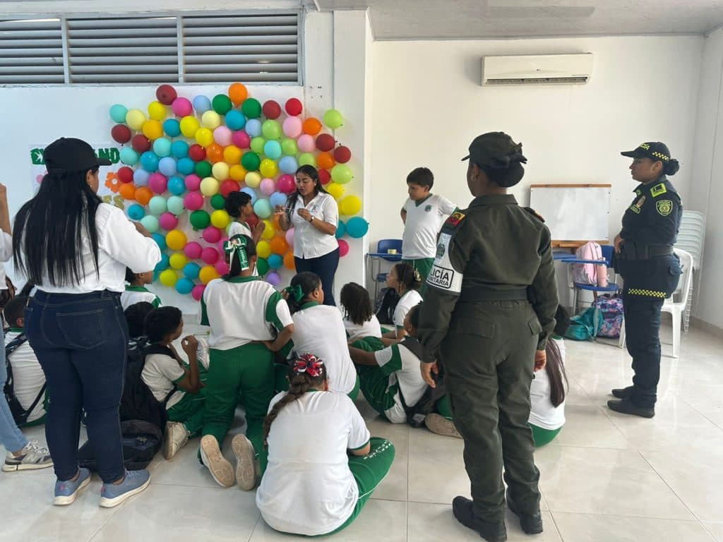 Policía llega a las aulas de La Guajira con mensajes de protección para niños y adolescentes