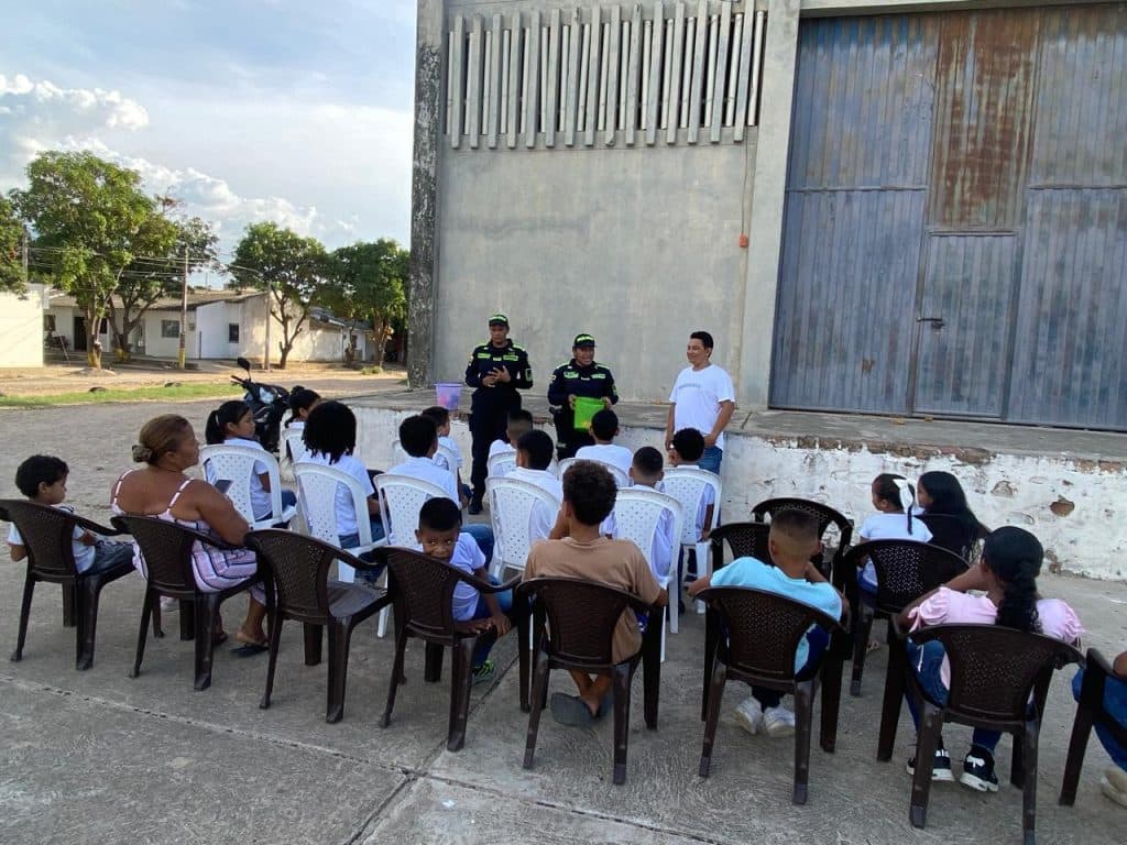 Policía Nacional reúne a niños del barrio Hugo Zúñiga para fortalecer valores ciudadanos en Riohacha