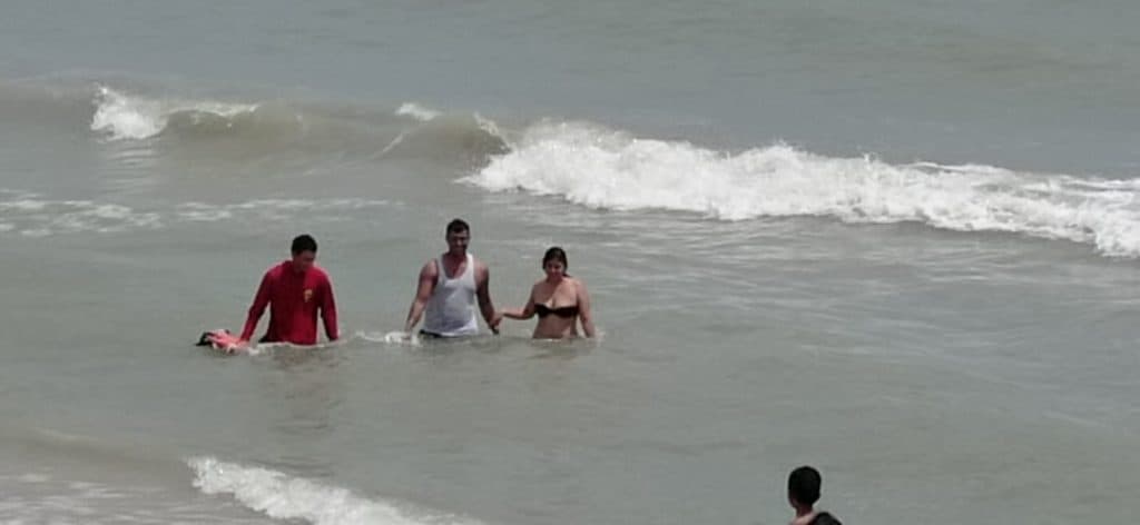 Pareja rescatada en Riohacha tras ser arrastrada por corriente marina
