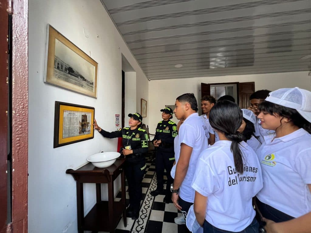 Policía entrena jóvenes Guardianes del Turismo en San Juan del Cesar para cuidar patrimonio cultural