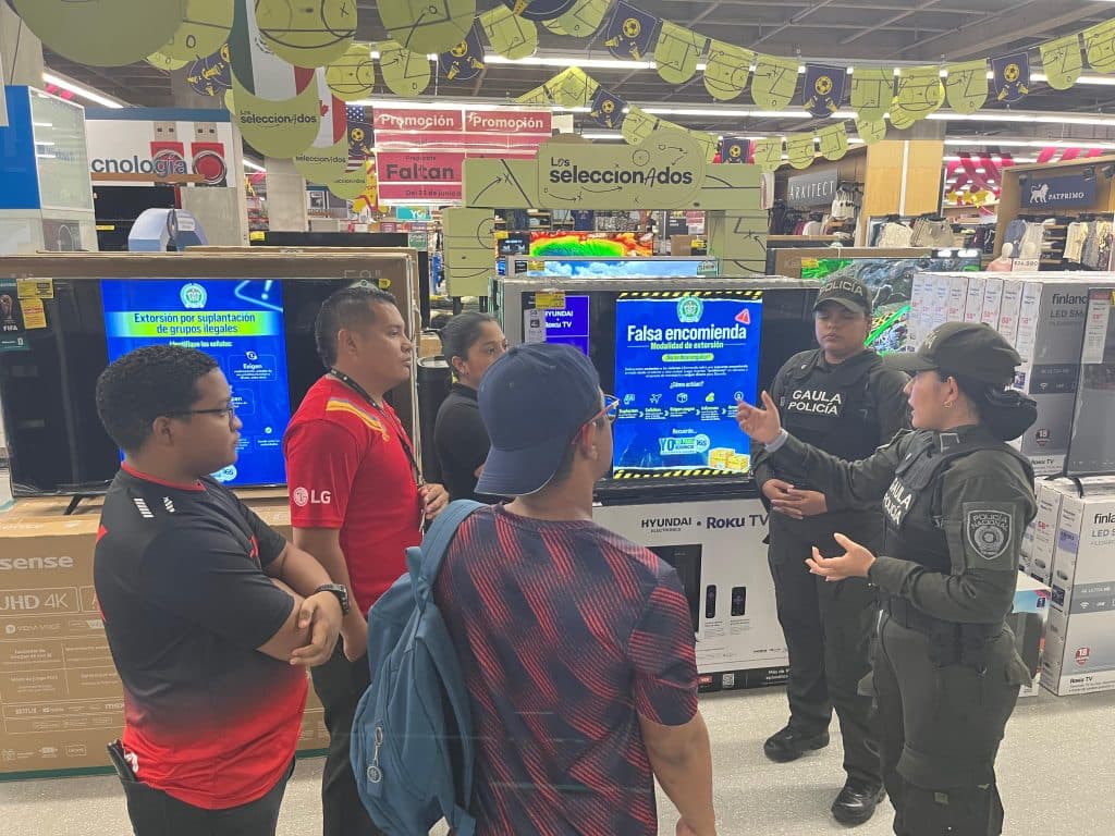 Gaula lleva campaña contra secuestro y extorsión al centro comercial Viva Guajira