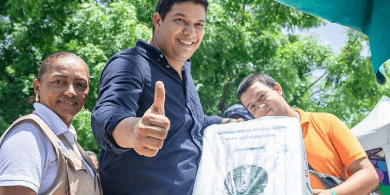 Barrancas rinde homenaje a vendedores informales con servicios de salud y reconocimiento