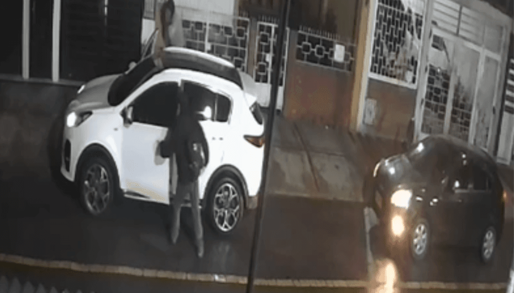 Robo a mano armada frente a casa: captan el momento exacto del atraco en Engativá