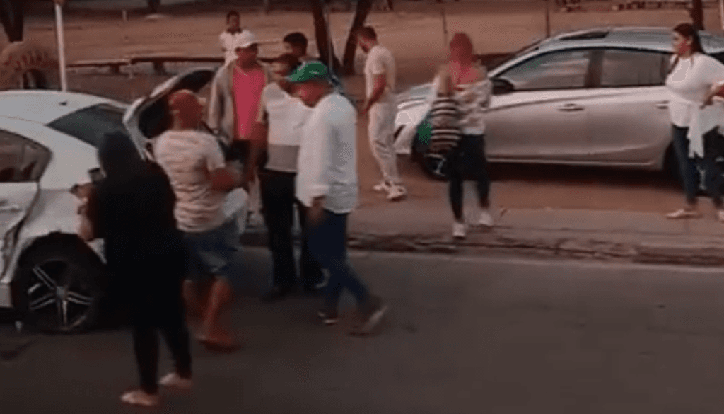 Tractomula invade carril y destroza auto frente a Universidad Antonio Nariño en Maicao