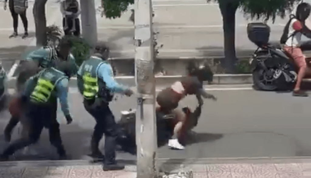Video de caída de motociclista durante control en Neiva genera polémica sobre procedimientos policiales