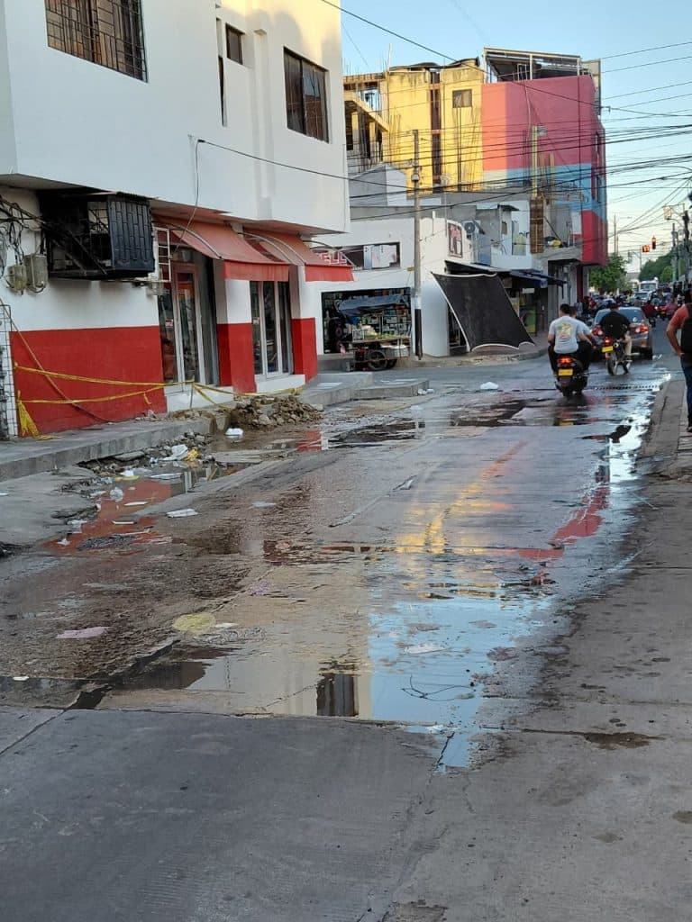 Aguas servidas invaden el centro de Riohacha y comerciantes claman por solución urgente