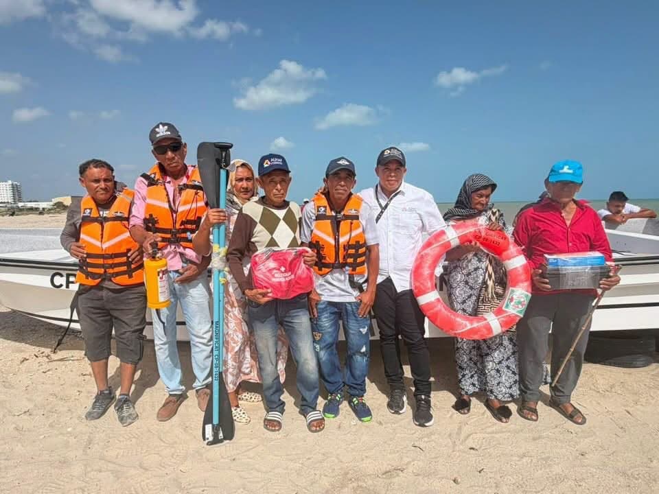 La Guajira apuesta por sus pescadores: entregan 8 embarcaciones en tres municipios costeros