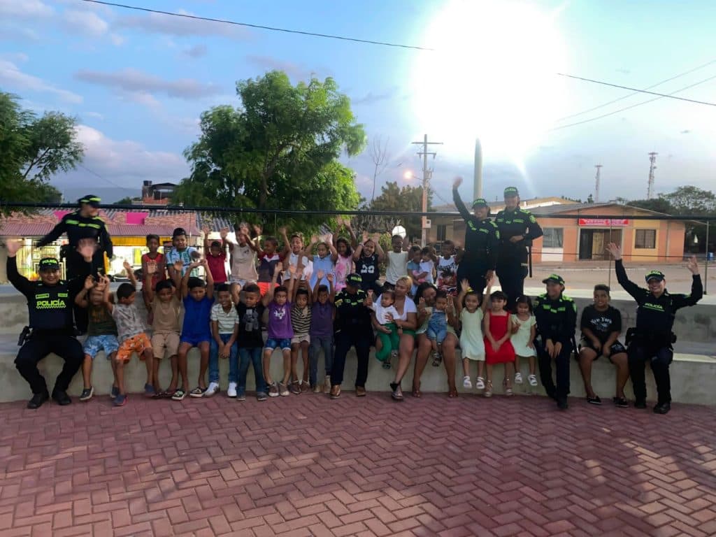 Policía proyecta cine en Albania para acercar la comunidad y fortalecer la convivencia